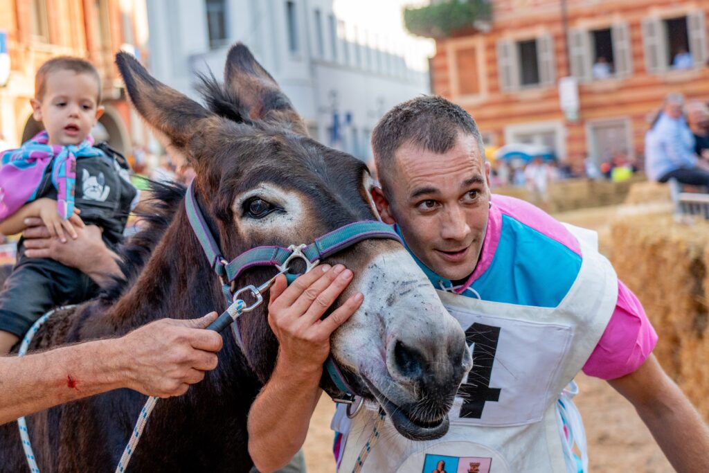middeleeuwse stoet en ezelrace tijdens Palio degli Asini in Alba