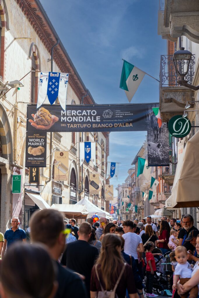 mensen eten en drinken tijdens Baccanale dei Borghi in Alba