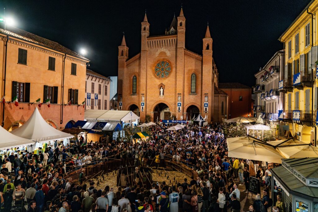 mensen eten en drinken tijdens Baccanale dei Borghi in Alba