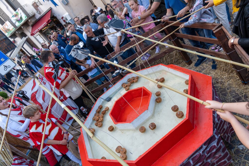 Investitura del Podestà – ceremonie met trommels en vlaggen