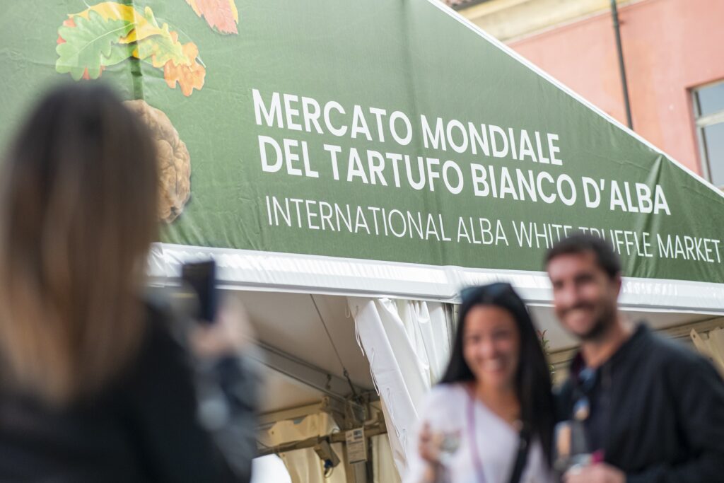 witte truffels op marktstand Cortile della Maddalena in Alba